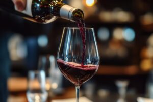 Fotografía de llenado de una copa de vino