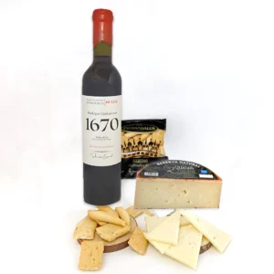 Fotografía de un pack de maridaje con queso, vino dulce y piquitos de pan sobre un fondo blanco.